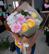Букет цветов из:  Герберы, Розы и Хризантемы в Джуце